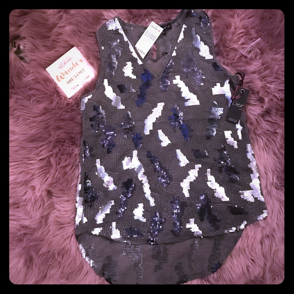 🆕 Dex for Buckle 💜Sequined v neck top sz S💜
